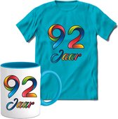 92 Jaar Vrolijke Verjaadag T-shirt met mok giftset Blauw | Verjaardag cadeau pakket set | Grappig feest shirt Heren – Dames – Unisex kleding | Koffie en thee mok | Maat S