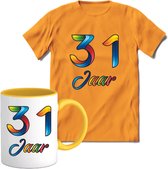 31 Jaar Vrolijke Verjaadag T-shirt met mok giftset Geel | Verjaardag cadeau pakket set | Grappig feest shirt Heren – Dames – Unisex kleding | Koffie en thee mok | Maat M