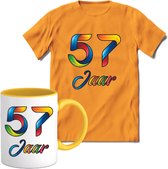 57 Jaar Vrolijke Verjaadag T-shirt met mok giftset Geel | Verjaardag cadeau pakket set | Grappig feest shirt Heren – Dames – Unisex kleding | Koffie en thee mok | Maat XL