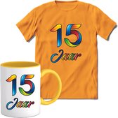 15 Jaar Vrolijke Verjaadag T-shirt met mok giftset Geel | Verjaardag cadeau pakket set | Grappig feest shirt Heren – Dames – Unisex kleding | Koffie en thee mok | Maat M