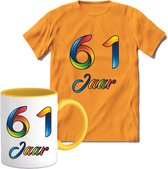 61 Jaar Vrolijke Verjaadag T-shirt met mok giftset Geel | Verjaardag cadeau pakket set | Grappig feest shirt Heren – Dames – Unisex kleding | Koffie en thee mok | Maat XXL