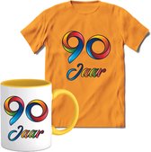 90 Jaar Vrolijke Verjaadag T-shirt met mok giftset Geel | Verjaardag cadeau pakket set | Grappig feest shirt Heren – Dames – Unisex kleding | Koffie en thee mok | Maat XL