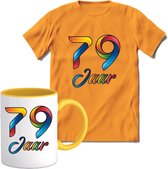 79 Jaar Vrolijke Verjaadag T-shirt met mok giftset Geel | Verjaardag cadeau pakket set | Grappig feest shirt Heren – Dames – Unisex kleding | Koffie en thee mok | Maat M