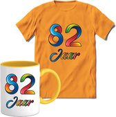 82 Jaar Vrolijke Verjaadag T-shirt met mok giftset Geel | Verjaardag cadeau pakket set | Grappig feest shirt Heren – Dames – Unisex kleding | Koffie en thee mok | Maat L