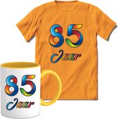 85 Jaar Vrolijke Verjaadag T-shirt met mok giftset Geel | Verjaardag cadeau pakket set | Grappig feest shirt Heren – Dames – Unisex kleding | Koffie en thee mok | Maat M