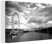 Canvas schilderij 140x90 cm - Wanddecoratie Witte wolkenformatie boven de London Eye in Londen - zwart wit - Muurdecoratie woonkamer - Slaapkamer decoratie - Kamer accessoires - Schilderijen