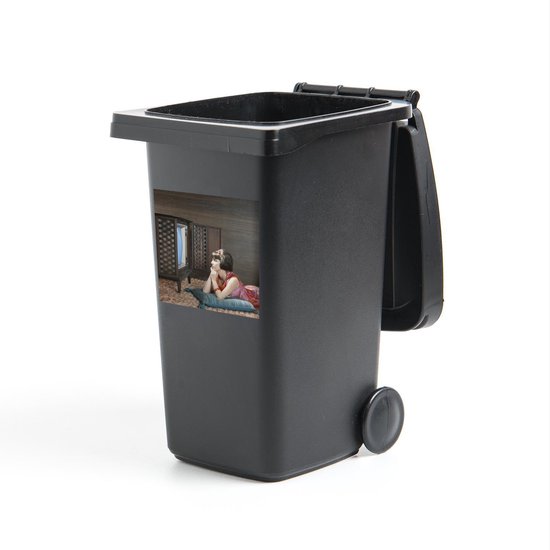 Foto: Container sticker jaren 60 vrouw kijkt televisie in de jaren zestig klikosticker 40x40 cm kliko sticker weerbestendige containersticker