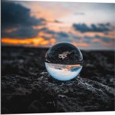 Dibond - Glazen Bol op Rotsen met Zonsondergang - 80x80cm Foto op Aluminium (Met Ophangsysteem)