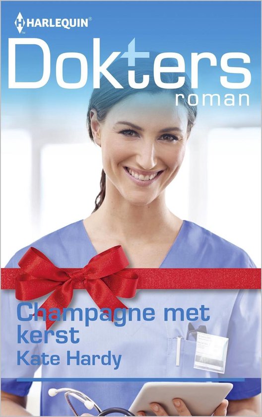 Doktersroman 78 Champagne met kerst van Kate Hardy. Een lachende vrouw in een blauw doktersuniform met een rode strik, een stethoscoop en een tablet.