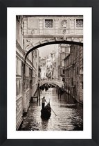 JUNIQE - Poster in houten lijst Gondel in Venetië -30x45 /Bruin &