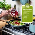 Lichtblauwe koekenpan met spruitjes en granaatappelpitjes op een gasfornuis. De tekst '360 Multitasken' staat in de hoek.