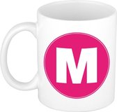 Mok / beker met de letter M roze bedrukking voor het maken van een naam / woord of team