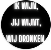 Forex Wandcirkel - Tekst: ''Ik Wijn, Jij Wijnt, WIj dronken'' Neon Letters Wit/Zwart - 70x70cm Foto op Wandcirkel (met ophangsysteem)