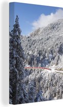 Canvas Schilderij Trein door het landschap van Zwitserland in de winter - 60x90 cm - Wanddecoratie