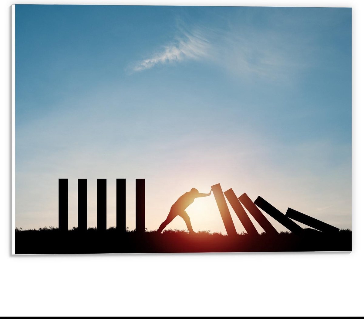 Forex - Persoon duwend tegen Palen - 40x30cm Foto op Forex