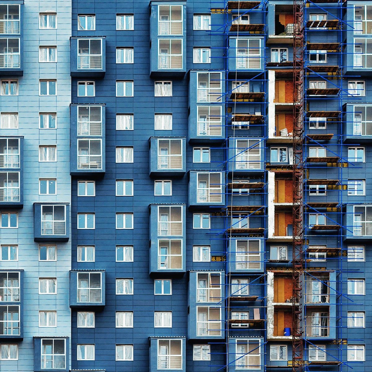 Schilderij - flatgebouw - blauw - Collectie rhythm of the city - Dibond wit - 74x74cm
