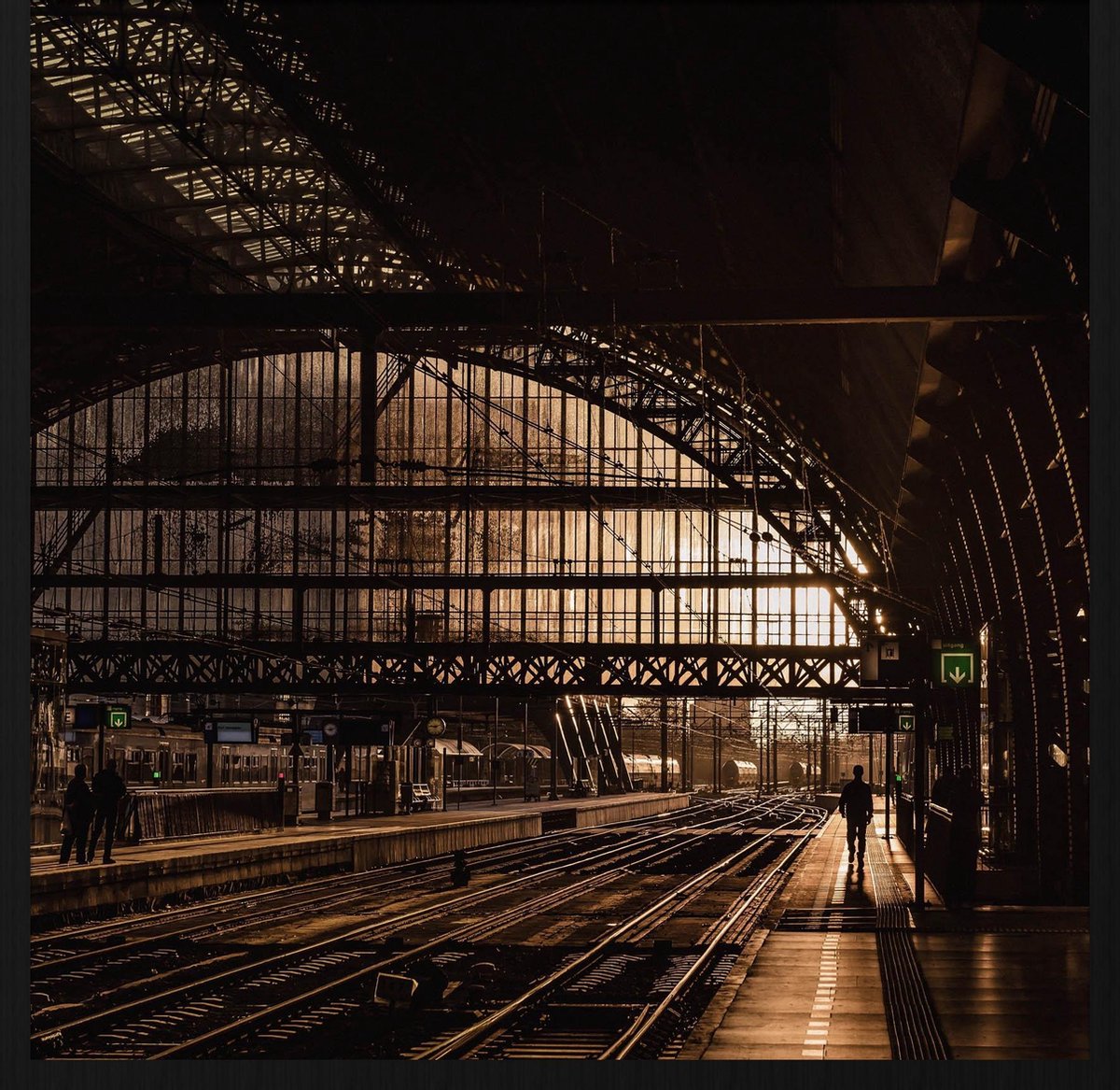 Schilderij - treinstation - Collectie heritage - Forex met zwarte lijst - 74x74cm