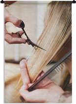 Wandkleed Kapper - Een vrouw die geknipt wordt door een kapper Wandkleed katoen 60x90 cm - Wandtapijt met foto