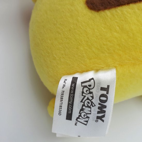 Pokemon - Pikachu - Knipoog - Pluche Knuffel (Tomy) - 20 cm van Pokémon — afbeelding 3