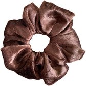 Scrunchie - Oversized - Handmade - Effen - Velours - Bruin - Diameter circa 15 cm - Zacht voor je haar - Leuke variant voor elastiekjes - Haaraccessoires - haarwokkel - Fashiongoodiez.nl