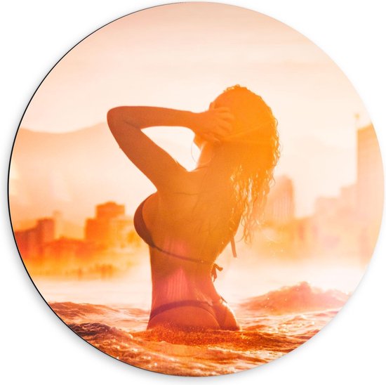 Dibond Wandcirkel - Poserende Vrouw met Zonlicht in Water - 60x60cm Foto op Aluminium Wandcirkel (met ophangsysteem)