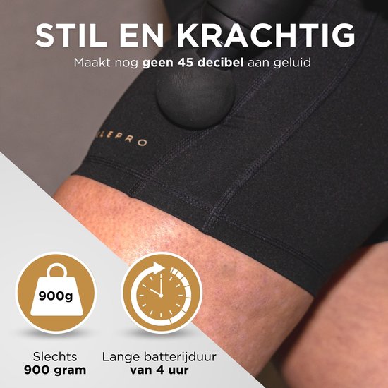 Close-up van zwarte MusclePro massage gun op dijbeen. Icons tonen: 900g gewicht en 4 uur batterijduur. Tekst: Stil en krachtig.