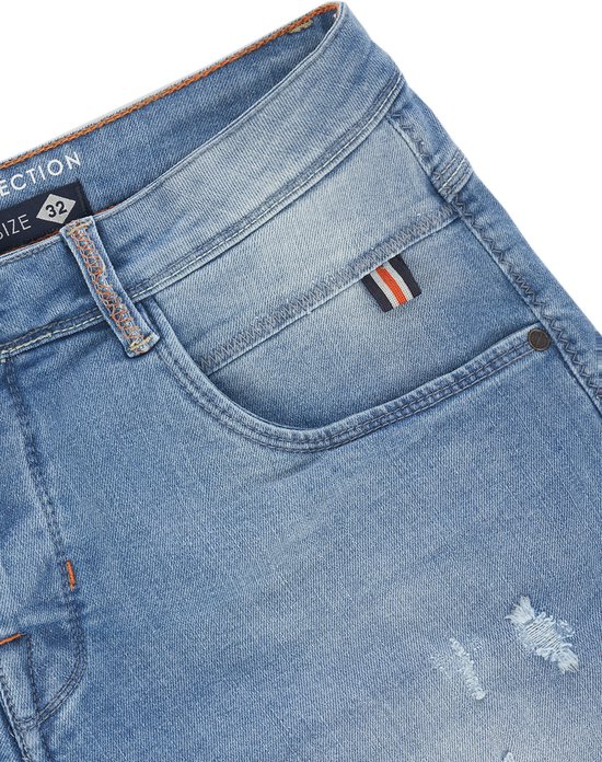 Close-up van de tailleband en zak van een lichtblauwe denim short met oranje accenten.
