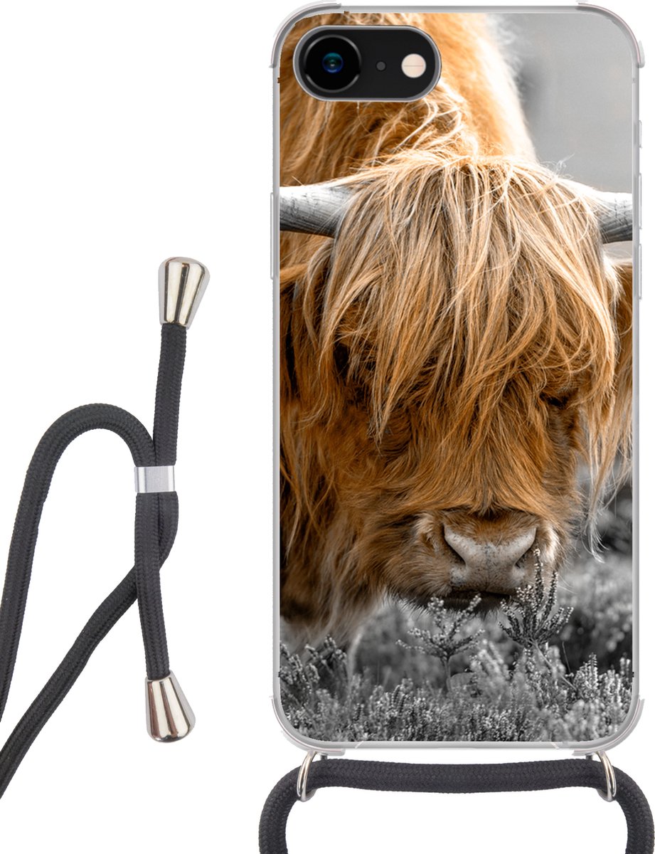 Telefoonhoesje Geschikt voor iPhone 7 - Schotse Hooglander - Dieren - Bruin - Koe - Zwart - Wit - Natuur - Siliconen - Crossbody - Backcover met Koord - Telefoonhoesje met koord - Hoesje met touw Telefoonhoesje