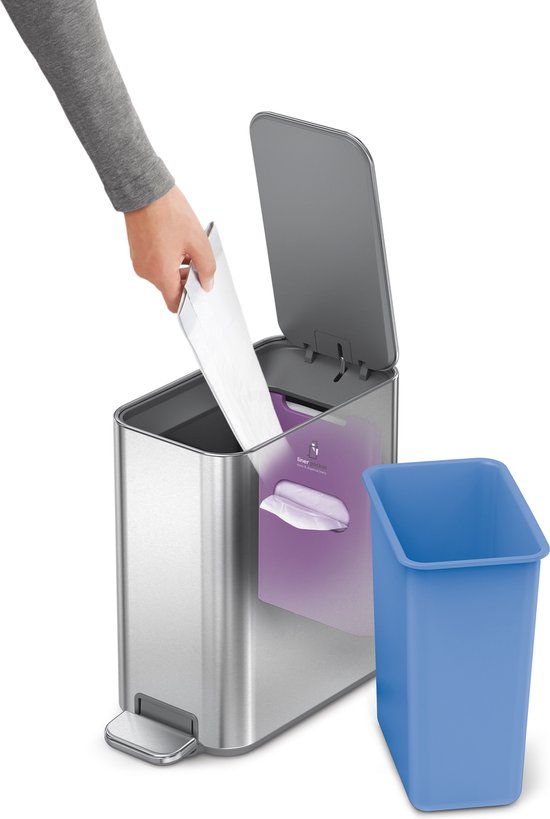 Hand die zak uit interne 'liner pocket' dispenser van pedaalemmer haalt, met uitneembare blauwe binnenemmer.