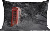 Buitenkussens - Tuin - Zwart-wit foto van een rode en Britse telefooncel in het Verenigd Koninkrijk - 60x40 cm