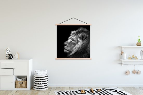 Porte-affiche avec affiche - Affiche scolaire - Lion sur fond noir en noir et blanc - 120x120 cm - Lattes vierges