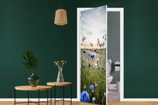 Deursticker Bloemen - Zomer - Korenbloem - Blauw - Zon - Wolken - 85x205 cm - Deurposter