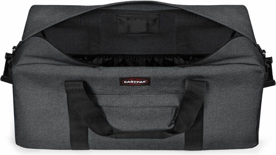 Openstaande donkergrijze Eastpak reistas met zichtbaar interieur.