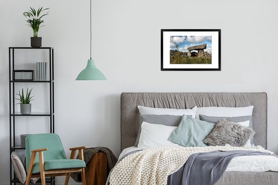 Photo dans le cadre - Un hunebed en Irlande cadre photo noir avec passe-partout blanc, moyen 60x40 cm - Affiche sous cadre (Décoration murale salon / chambre)