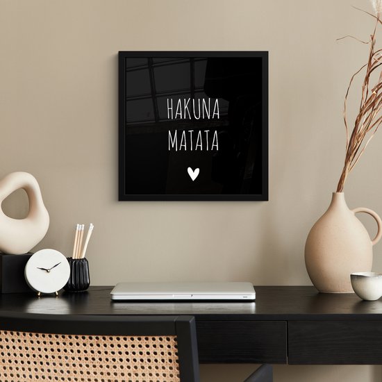 Affiche avec cadre Citation hollandaise : 'Hakuna Matata' avec coeur blanc sur fond noir - 40x40 cm