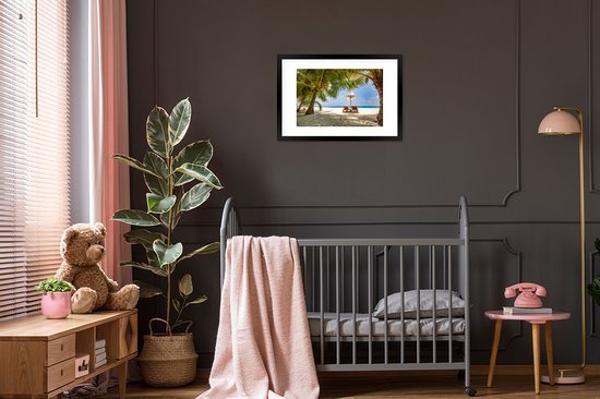 Photo encadrée - Palmiers sur une plage tropicale lors d'un coucher de soleil Cadre photo noir avec passe-partout blanc 60x40 cm - Affiche encadrée (Décoration murale salon / chambre) / Mer et plage