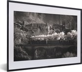 Fotolijst incl. Poster - Zwart-wit foto van een stoomtrein op een brug - 40x30 cm - Posterlijst