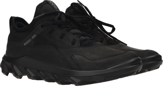Zwarte ECCO MX sneakers, schuin van voren gezien met vetersluiting en robuuste look.