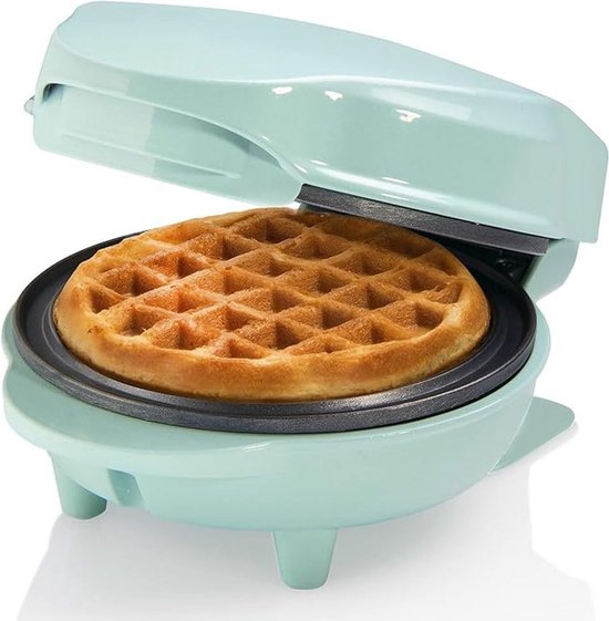 Lichtblauw mini wafelijzer met gesloten deksel en een wafel, op wit.