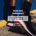 Falke RU4 Endurance hardloopsokken gedragen door een model, zwart met grijs en rode accenten, medium demping.