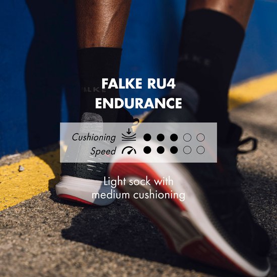 Falke RU4 Endurance hardloopsokken gedragen door een model, zwart met grijs en rode accenten, medium demping.