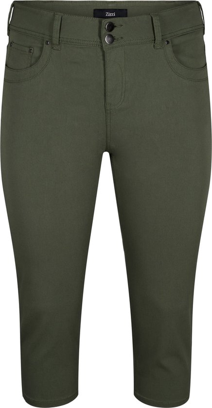 Donkergroene capri broek met dubbele knopen, zakken en merklogo.