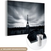 MuchoWow® Glasschilderij 120x80 cm - Schilderij acrylglas - Kijken naar de Eiffeltoren - Foto op glas - Schilderijen
