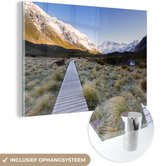 MuchoWow® Glasschilderij 60x40 cm - Schilderij acrylglas - Pad naar de bergen - Foto op glas - Schilderijen