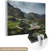 MuchoWow® Glasschilderij 60x40 cm - Schilderij acrylglas - Stenen pad in heuvels met bewolking, Wales, VK - Foto op glas - Schilderijen