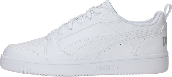 Witte PUMA Rebound v6 Low sneaker met PUMA branding in het zilver op de hiel.