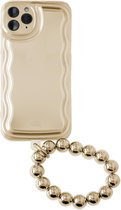 xoxo Wildhearts telefoonhoesje met telefoonkoord geschikt voor iPhone 11 Pro Max - Wavy case Gold met Goldy beads (easy cord) - Phone cord - iPhone hoesje met koord - telefoonketting - goud
