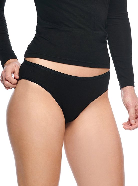 Zwarte slip met een brede elastische tailleband.
