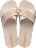 Bovenaanzicht van een paar beige Ipanema slippers met gevlochten band.