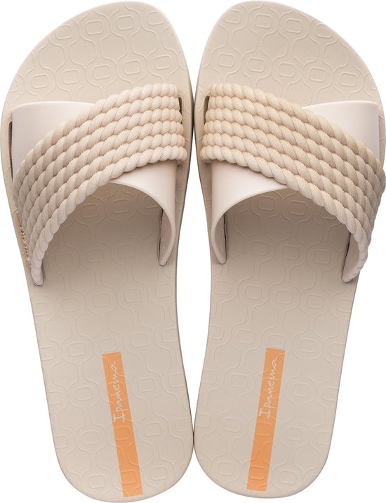 Bovenaanzicht van een paar beige Ipanema slippers met gevlochten band.